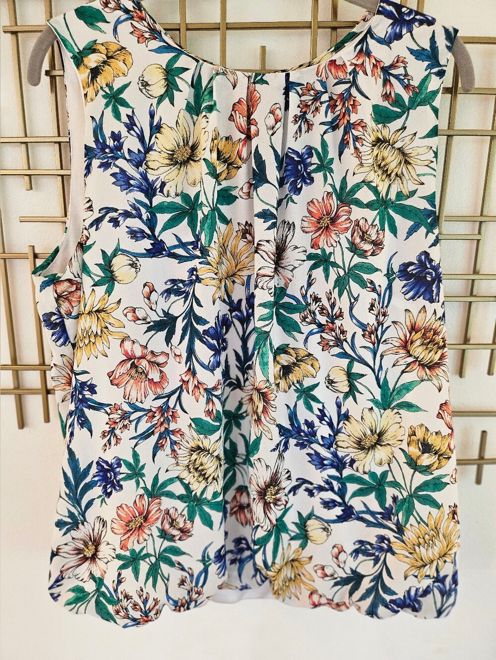 L- Liz Claiborne- Sleeveless Blouse